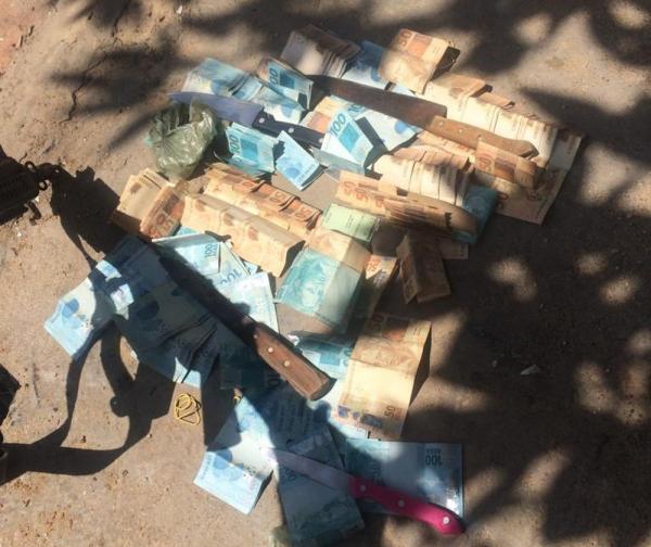Com o suspeito, polícia apreendeu R$ 8 mil em dinheiro.(Imagem: Divulgação/PM )