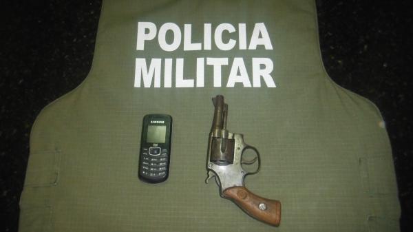 Aparelho celular e revólver que estavam com os assaltantes.(Imagem:FlorianoNews)