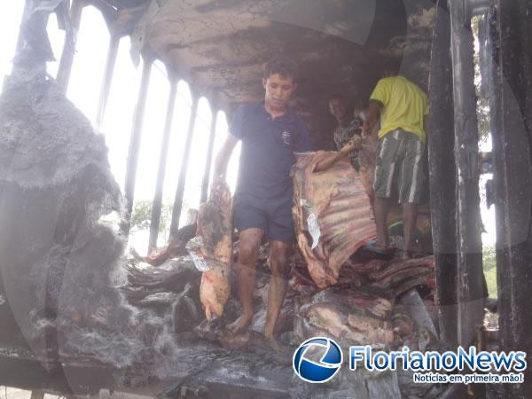 Carreta carregada de carne pega fogo e mercadoria é saqueada. (Imagem:FlorianoNews)