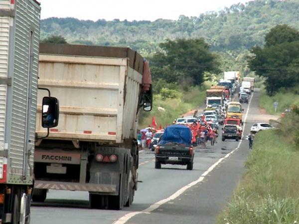 Manifestantes fecham BR-316 em ato contra impeachment.(Imagem:Reprodução/TV Clube)