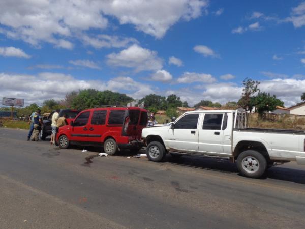  Engavetamento entre três veículos é registrado na BR-230 em Floriano.(Imagem:FlorianoNews)