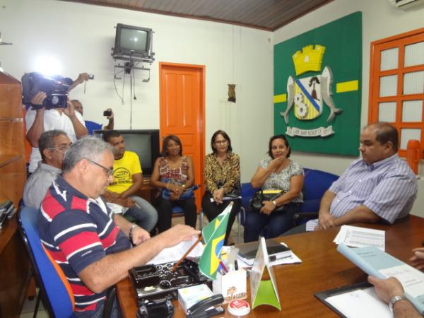 Professores da rede municipal reivindicam pagamento dos salários atrasados.(Imagem:FlorianoNews)