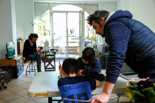 Coronavírus leva pais a auxiliarem filhos em casa em atividades educativas.(Imagem:Francois Lenoir/Reuters)