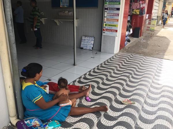 Grupo de Venezuelanos pediu ajuda à população em lojas e casas lotéricas do Centro de Teresina.(Imagem:Maria Romero/ G1 PI)