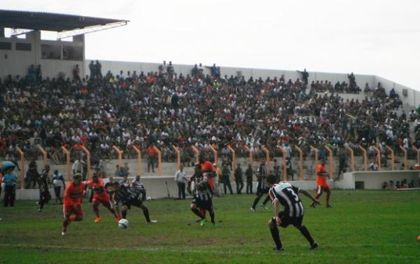 Palco do jogo entre Cori-Sabbá e River-PI, na abertura do Campeonato Piauiense 2013, Estádio Tibério Nunes teve sua iluminação 'emprestada' para o Carnaval pela Prefeitura de Flori(Imagem:FlorianoNews)