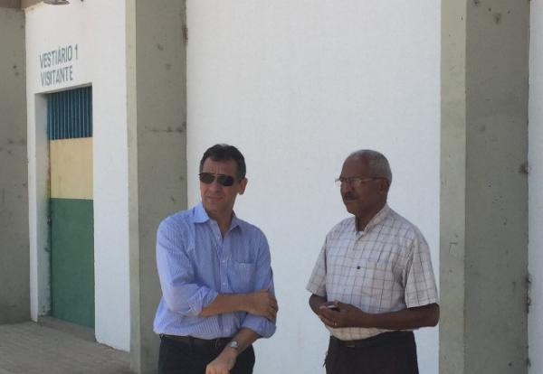 Gilberto Júnior visita Estádio para verificar o funcionamento de bomba d?água.(Imagem:Waldemir Miranda)