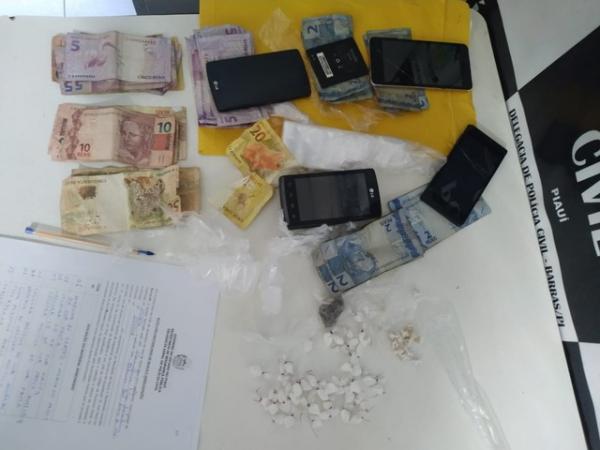 Dinheiro, celulares e drogas foram encontradas na operação Rota Negra.(Imagem:Divulgação/Polícia Civil)