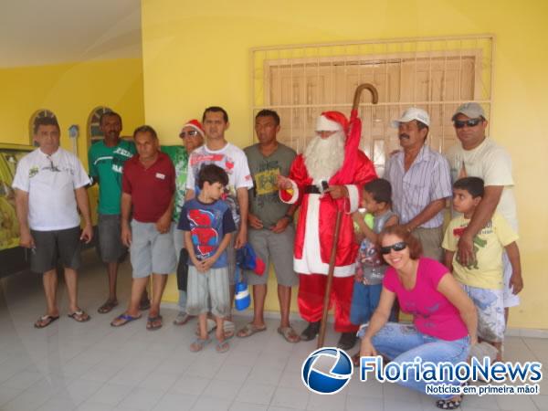 Papai Noel distribuiu bombons e abraços, fazendo a alegria das crianças em Floriano. (Imagem:FlorianoNews)