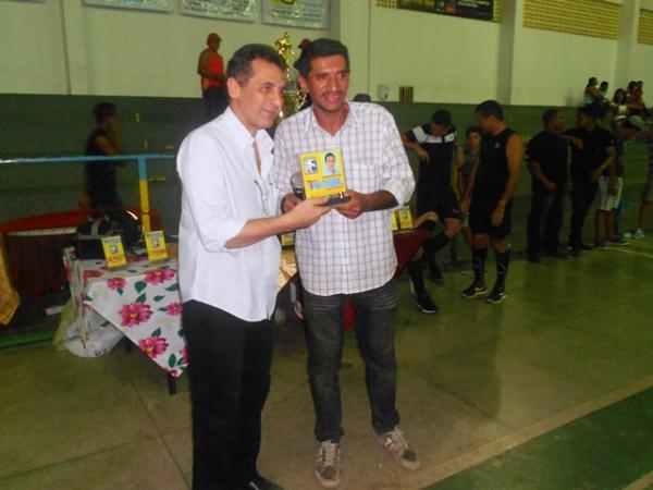 Prefeito Gilberto Júnior é homenageado na final da Taça Cidade de Floriano.(Imagem:Secom)