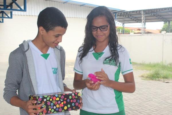 Alunos recebem pinto durante projeto em escola de Teresina.(Imagem:Gilcilene Araújo/G1 PI)