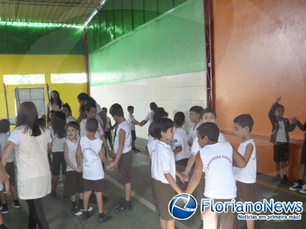 Professora Socorro Carvalho recepciona alunos da Escola Pequeno Príncipe na volta às aulas.(Imagem:FlorianoNews)