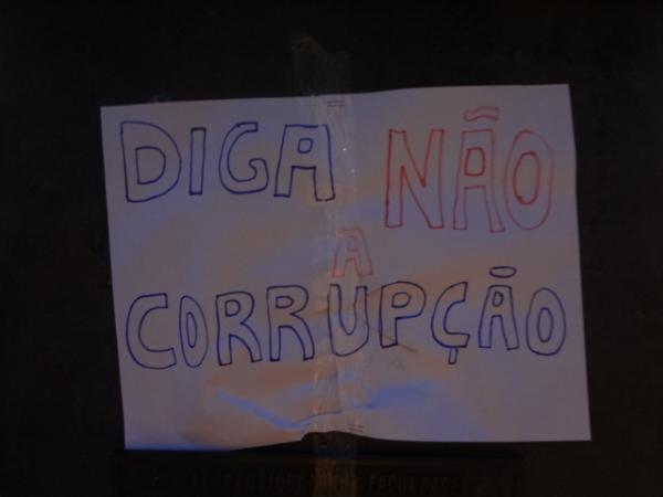 Grupo pratica ação de vandalismo na estátua em homenagem ao Dr. Sebastião Martins.(Imagem:FlorianoNews)
