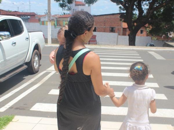 Mãe e filha andam sempre de mãos dadas durante as caminhadas.(Imagem:Juliana Barros/G1)