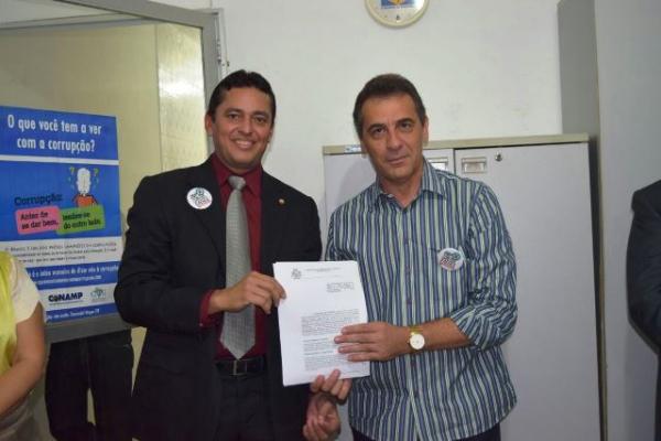 Prefeito Gilberto Júnior faz doação de terreno para o Ministério Público.(Imagem:Secom)
