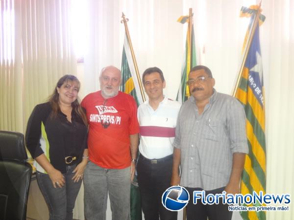 Reunião entre Prefeito e SINTSPREVS debate gratificação para funcionários da saúde.(Imagem:FlorianoNews)
