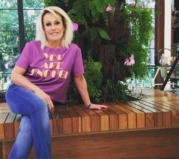 Ana Maria Braga no cenário de seu programa: solteira e feliz.(Imagem:Reprodução/Instagram)