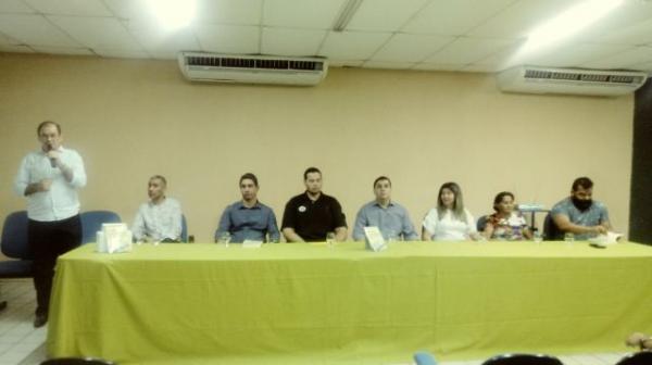 Acadêmicos e escritores participam de lançamento de livro na UESPI de Floriano. (Imagem:FlorianoNews)