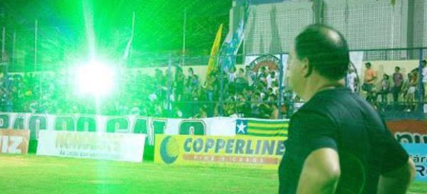 Torcedores do River-PI usam laser durante jogo contra o Barras.(Imagem:Náyra Macêdo/GLOBOESPORTE.COM)