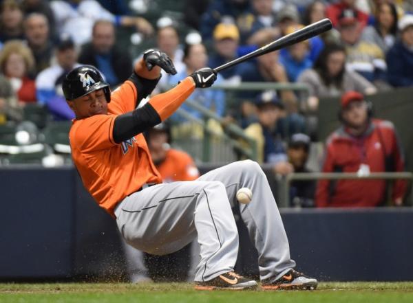 Giancarlo Stanton, do Miami Marlins, cai depois de levar uma bolada no rosto.(Imagem:Reuters)