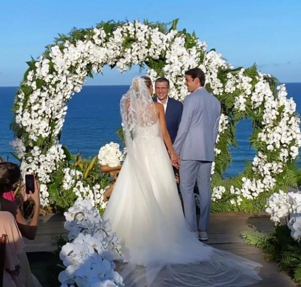 Carol Dias e Kaká no altar.(Imagem:Reprodução/Instagram)