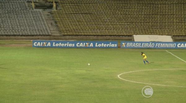 Pancada não teve chances para a goleira do Vitória-PE.(Imagem:Reprodução/TV Clube)