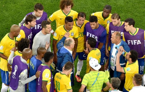Felipão reúne os jogadores no gramado após a derrota para a Alemanha.(Imagem:AP)