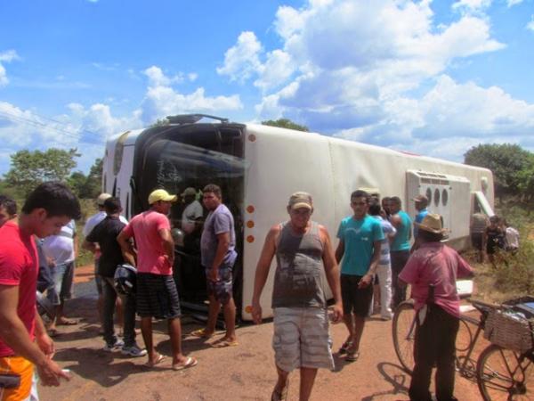 Ônibus tomba na PI 110 deixando vários feridos.(Imagem:Agrandebarras)
