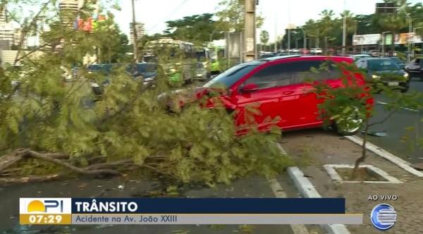 Carro colide com árvore na Av. João XXIII.(Imagem:Reprodução/TV Clube)