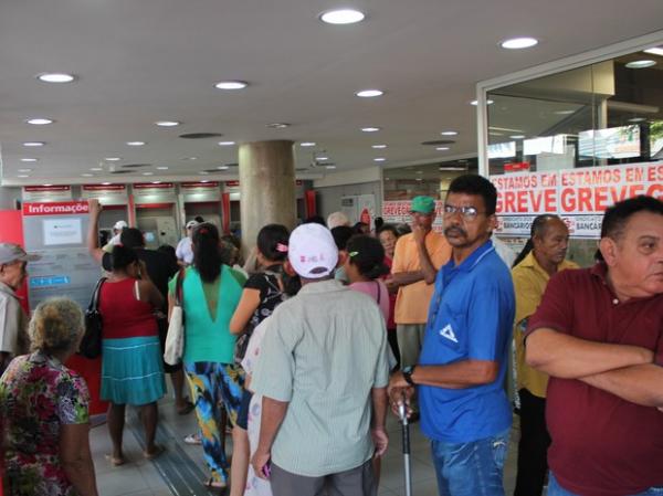 Clientes tiveram que enfrentar longas filas para autoatendimento.(Imagem:Catarina Costa/G1)