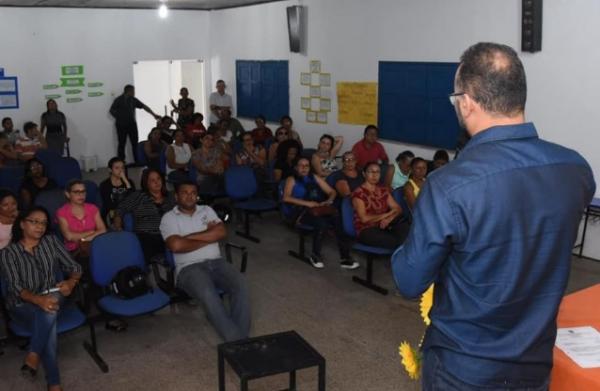 Prefeitura de Floriano apresenta ajuste salarial a professores e agentes pedagógicos.(Imagem:SECOM)