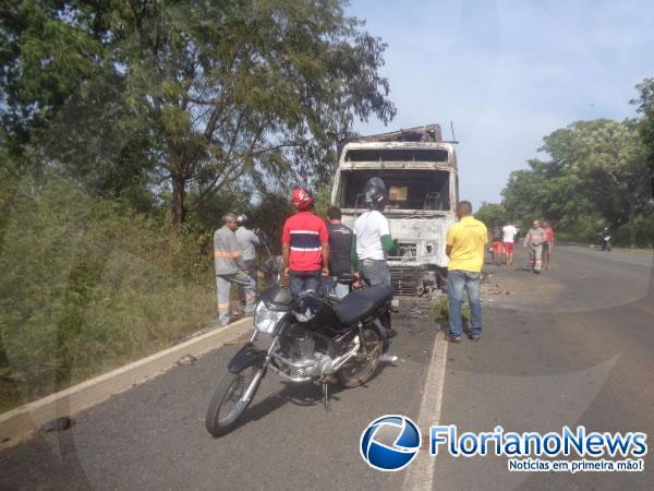 Carreta carregada de carne pega fogo e mercadoria é saqueada. (Imagem:FlorianoNews)