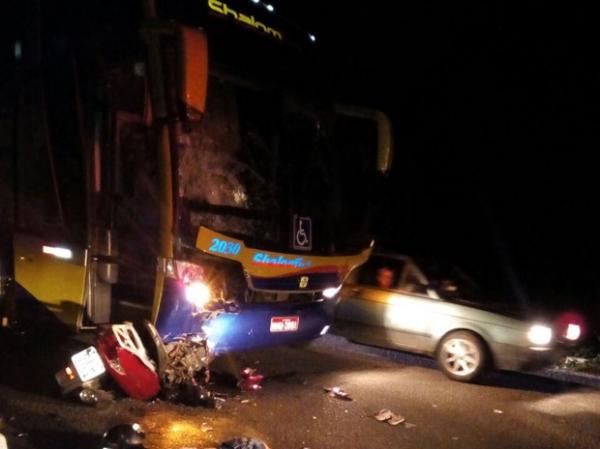 Vítimas colidiram moto em ônibus de turismo.(Imagem:Divulgação/Polícia Militar)