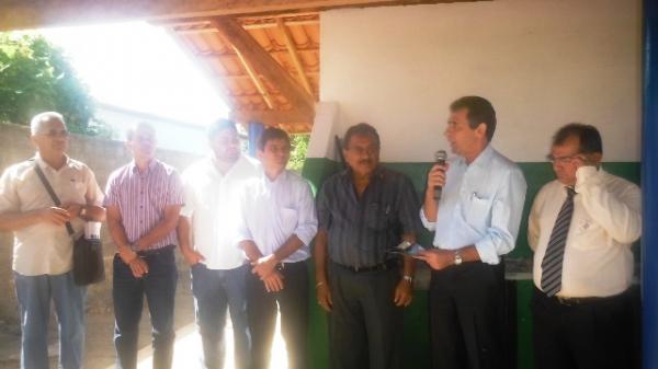 Moradores marcaram presença na inauguração de chafariz público do bairro Cajueiro II.(Imagem:FlorianoNews)