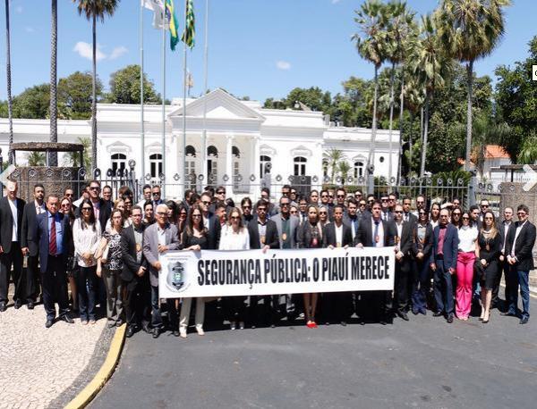 Delegados Civis protestam por melhorias e denunciam falta de investimento no Piauí.(Imagem:Wilson Filho/Cidadeverde.com)