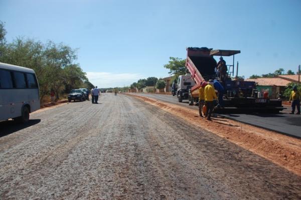 Secretário de Transportes visitou obra de asfaltamento da Avenida Beira Rio.(Imagem:Waldemir Miranda)