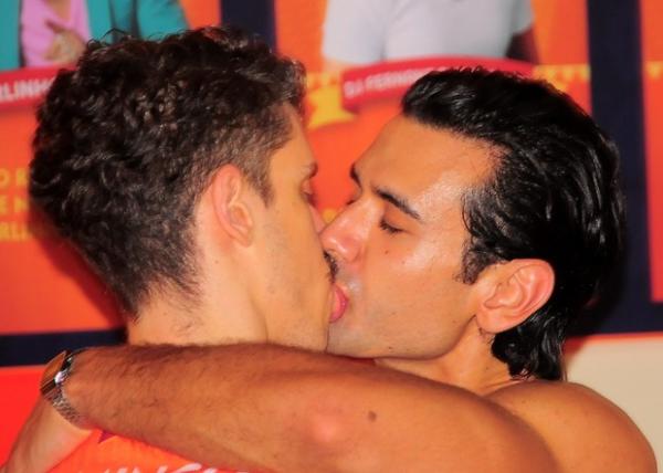 Theodoro Cochrane, filho de Marília Gabriela, aos beijos com outro homem no carnaval de Salvador.(Imagem:Juci Ribeiro e Raphael Castello/Divulgação/Schin)