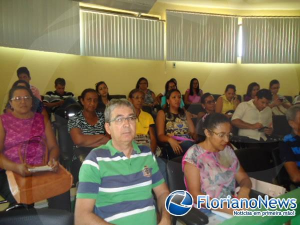 Trabalhadores em educação da rede municipal participam de assembleia geral.(Imagem:FlorianoNews)