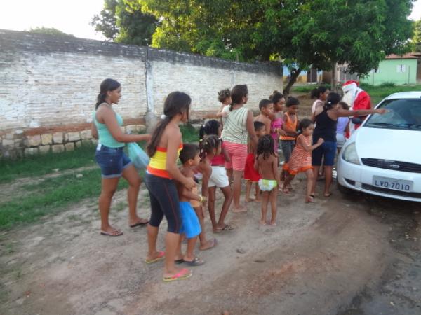 Papai Noel entrega brinquedos e cestas básicas em Floriano. (Imagem:FlorianoNews)