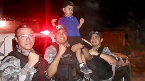 Policiais fazem surpresa para garoto apaixonado pela PM.(Imagem:Divulgação/PM)