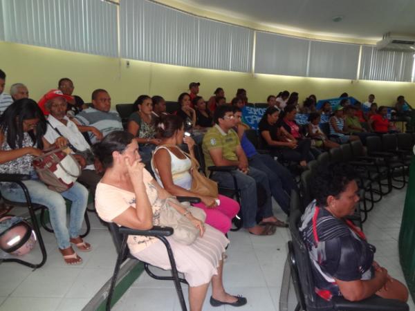 Moradores fazem manifestação por legalização de casas invadidas.(Imagem:FlorianoNews)