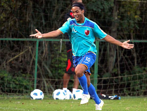 Ronaldinho Gaúcho sorridente no treino do Flamengo.(Imagem:Jorge Wiliam / Agência O Globo)