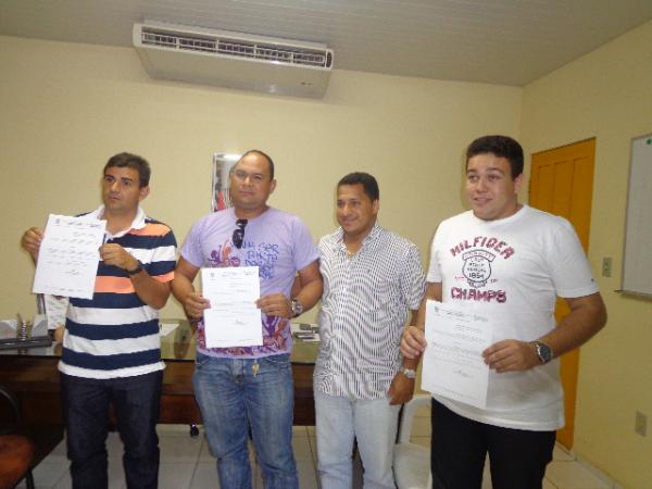 Prefeito de Barão de Grajaú entrega portaria de nomeação a servidores do município.(Imagem:FlorianoNews)