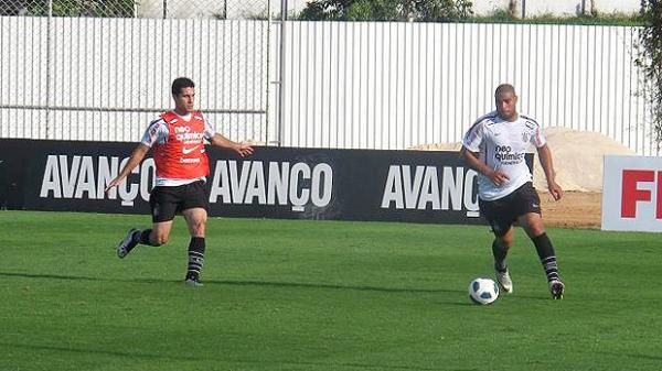 Adriano marcou dois gols em treinamento do Corinthians nesta sexta-feira.(Imagem:Wagner Eufrosino)
