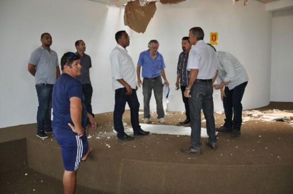 Joel Rodrigues visita o complexo comercial do Mercado do Cruzeiro.(Imagem:SECOM)