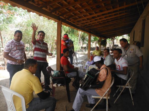 Funcionários da Disvale Brahma participam de almoço na localidade Morrinhos.(Imagem:FlorianoNews)