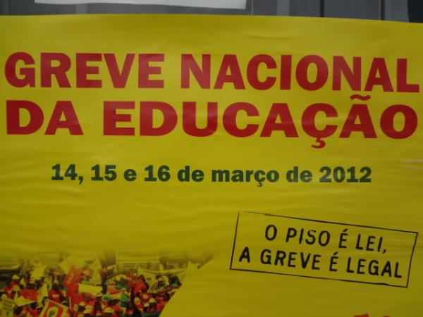 SINTE/Flo se re&uacute;ne em assembl&eacute;ia e adere &agrave; greve. (Imagem:FlorianoNews)