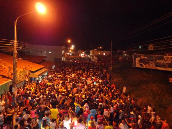 Primeiro dia de carnaval arrasta milhares de pessoas em Floriano(Imagem:FlorianoNews)