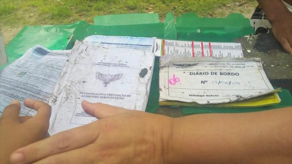 Documentos do avião encontrados no local do acidente em Sergipe.(Imagem:Reprodução/Jornal Hoje)