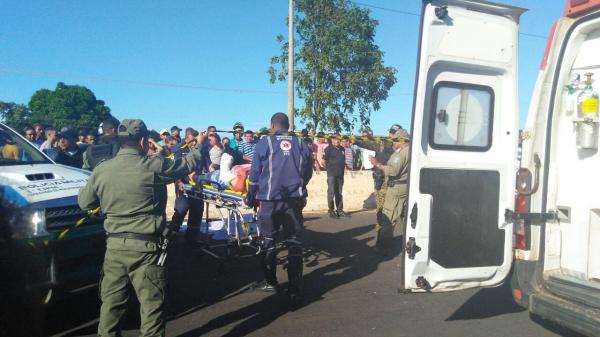 Mulher teve ferimentos e foi socorrida pelo Samu.(Imagem:Patrícia Andrade/G1)