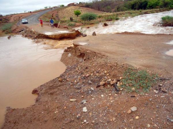 Volume de riacho deixou estrada interditada na cidade.(Imagem:Elias Neto/Arquivo Pessoal)